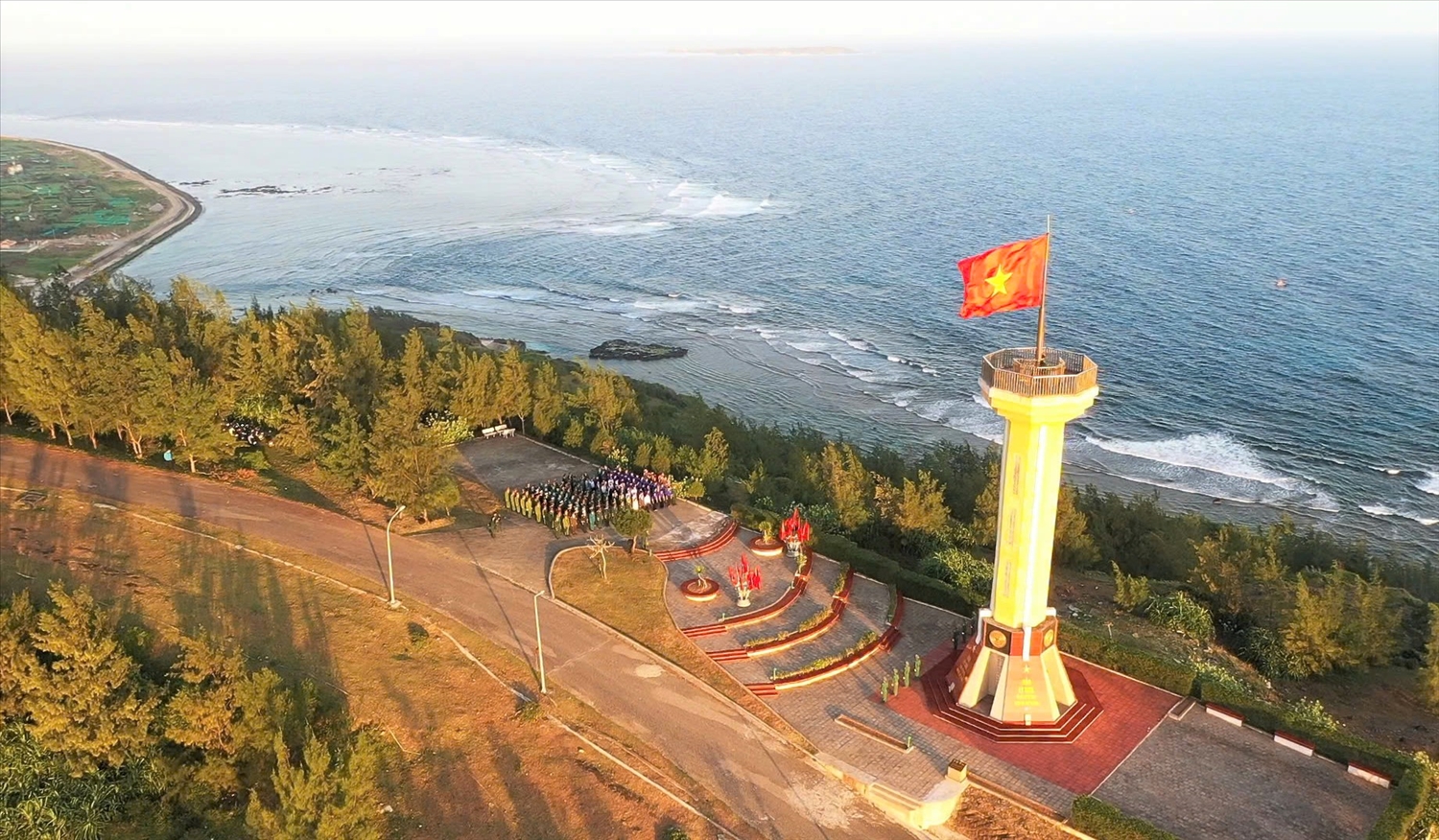 Quang cảnh Lễ chào cờ chủ quyền tại Cột cờ Tổ quốc trên đỉnh núi Thới Lới, đặc khu Lý Sơn, tỉnh Quảng Ngãi