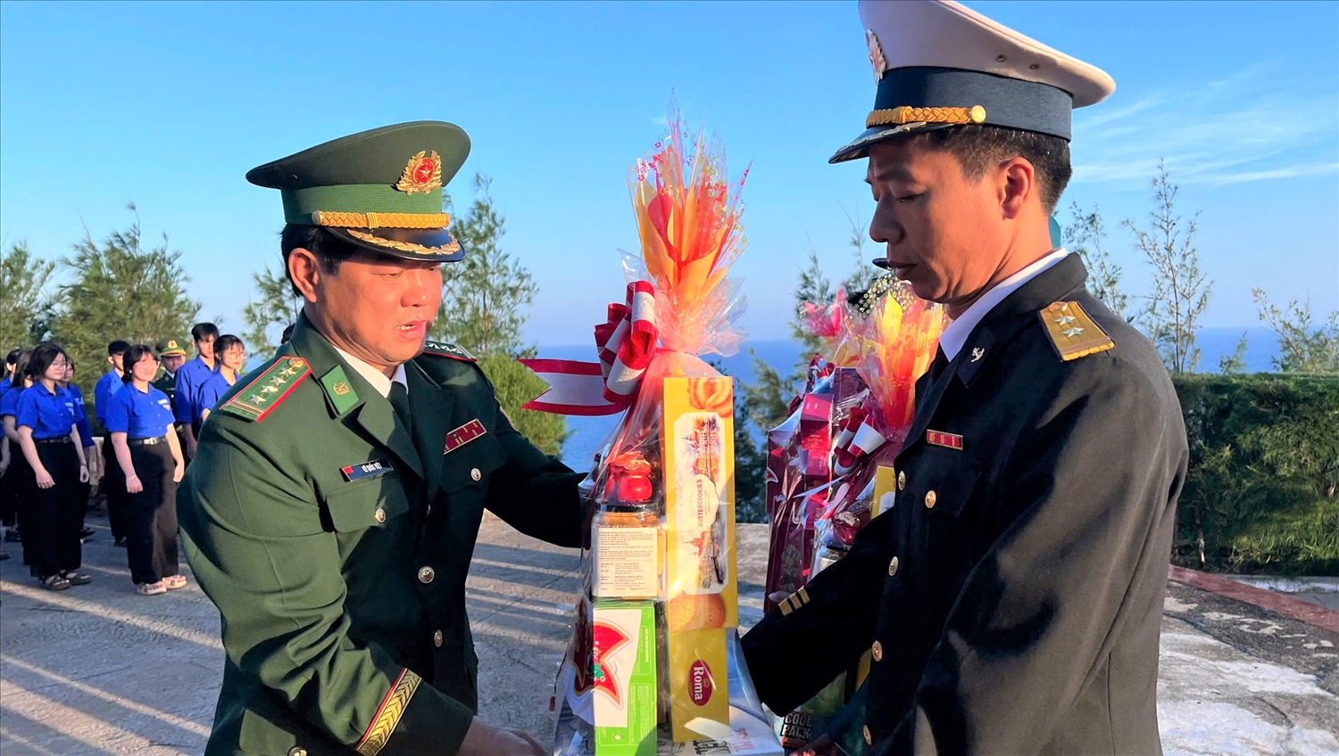 Đại tá Lê Quốc Việt, Chỉ huy trưởng Ban Chỉ huy Bộ đội Biên phòng Quảng Ngãi tặng quà, chúc mừng năm mới các lực lượng đang làm nhiệm vụ ở đặc khu Lý Sơn