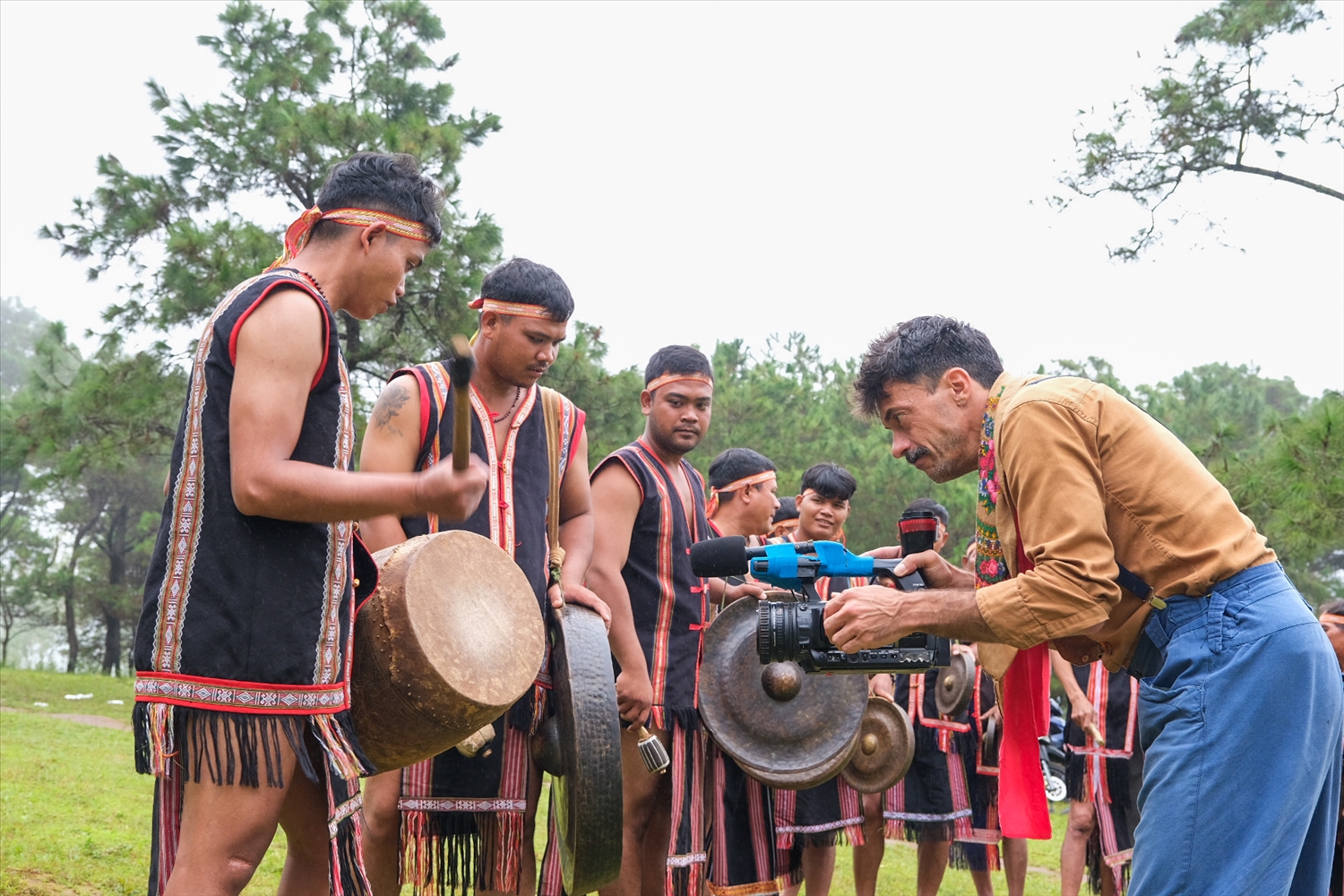 Đạo diễn phim độc lập, nghệ âm thanh Vincent Moon quay phim lại những phần trình diễn âm nhạc truyền thống của đội nghệ nhân làng Jút 1