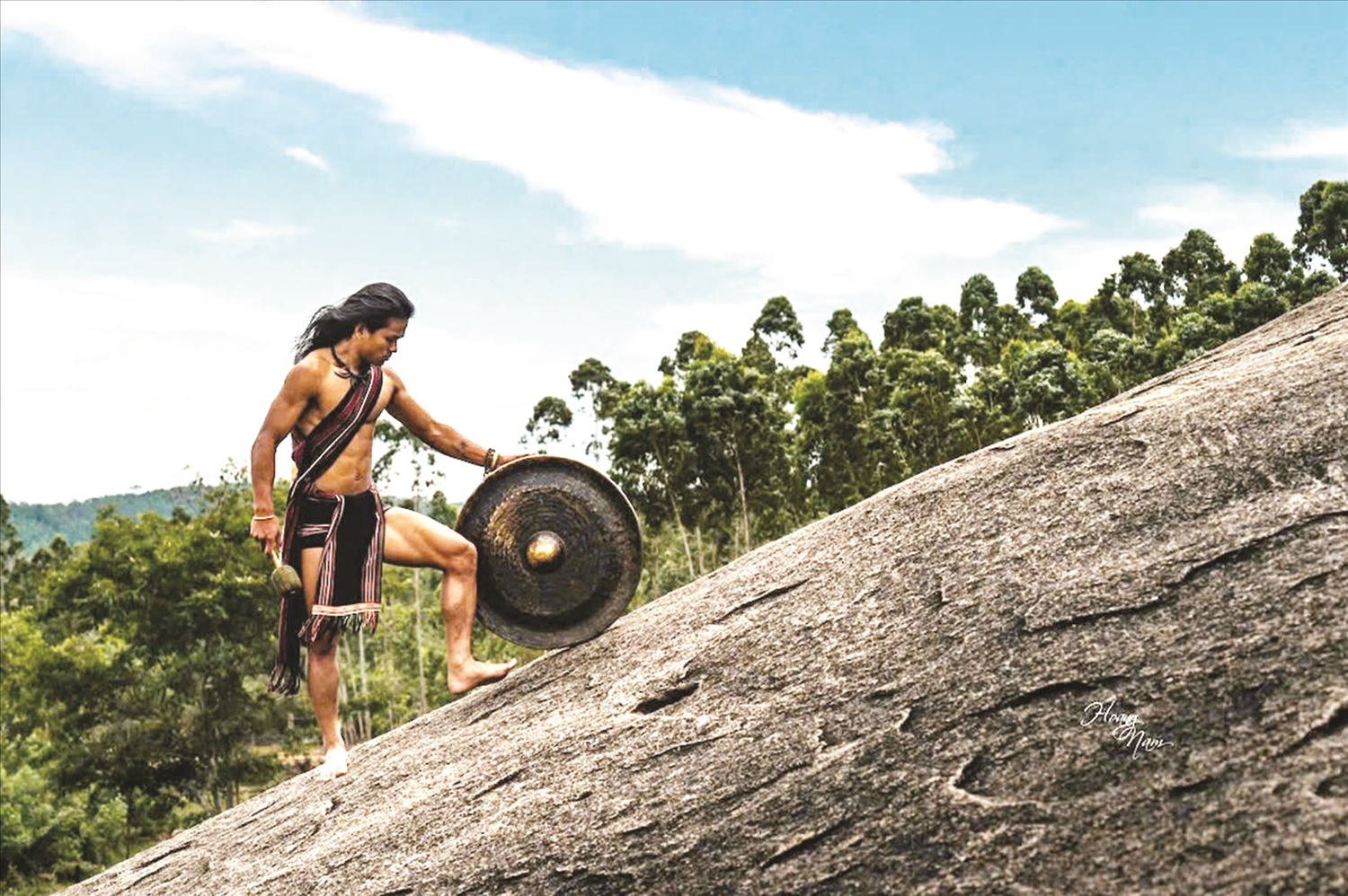 Rcom Bus với tạo hình đầy tính sử thi trên trang mạng xã hội của mình để quảng bá văn hóa trang phục, cồng chiêng của người Gia Rai