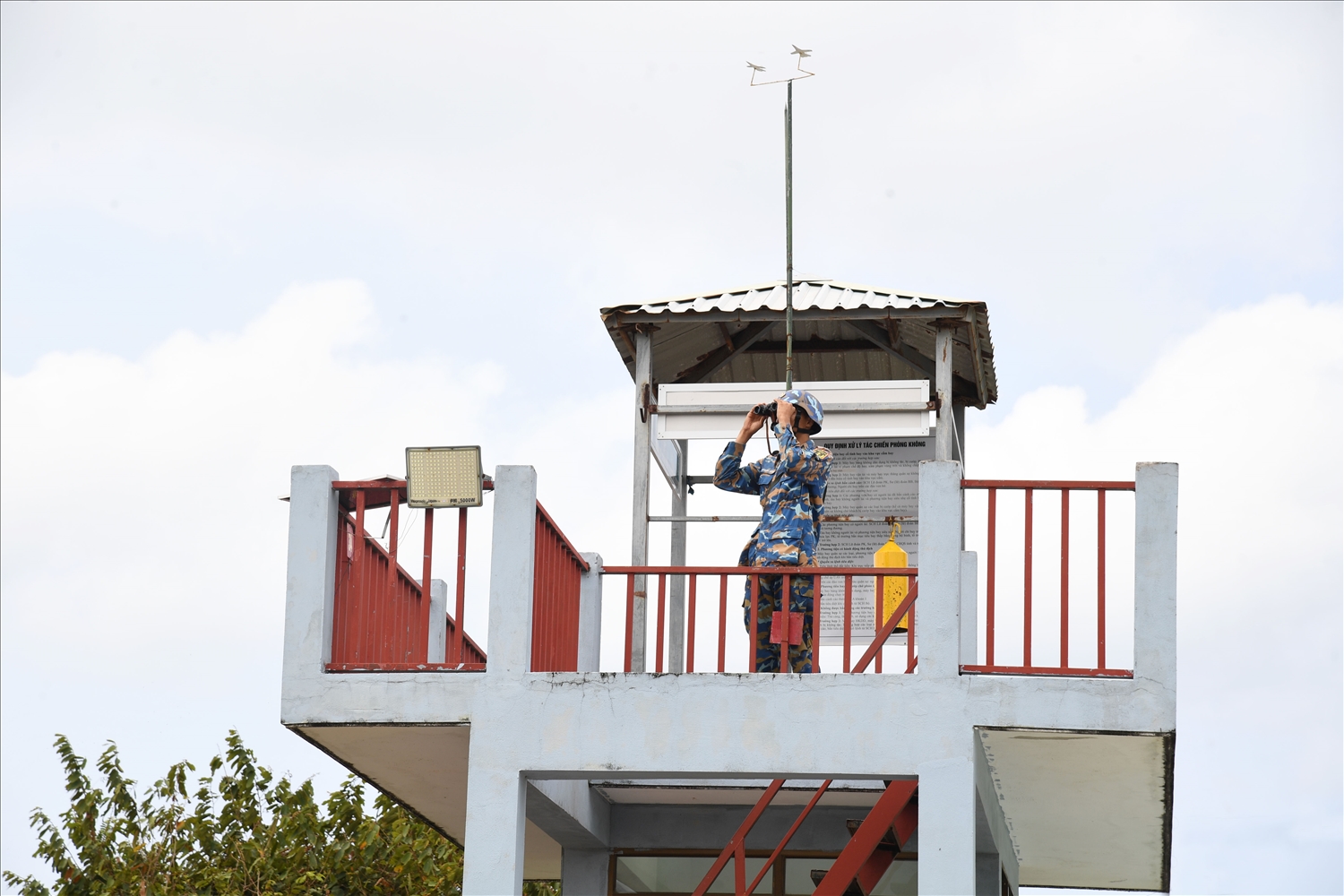 Trên trận địa, cán bộ, chiến sĩ Tiểu đoàn 553 duy trì nghiêm chế độ trực sẵn sàng chiến đấu, tập trung quan sát, nắm chắc tình hình trên không, bảo đảm không để sót, lọt mục tiêu, bị động, bất ngờ trong mọi tình huống.