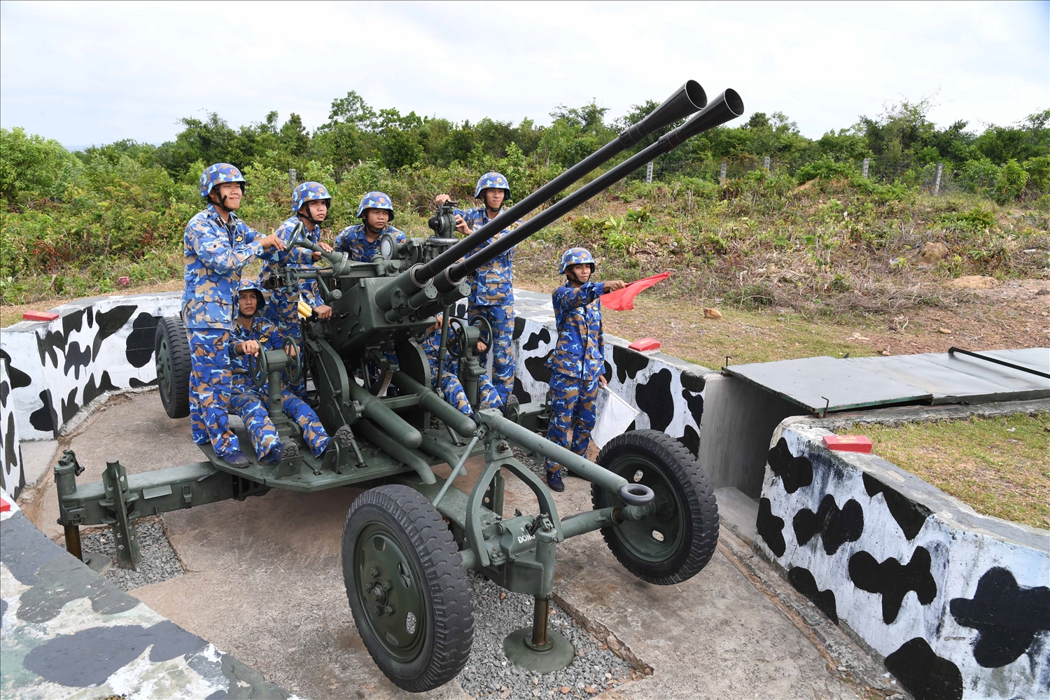 Tình huống phòng không giả định được khẩu đội hiệp đồng xử trí linh hoạt; các thao tác diễn ra nhanh gọn, thuần thục, thể hiện kết quả huấn luyện nghiêm túc và bản lĩnh của người lính biển.