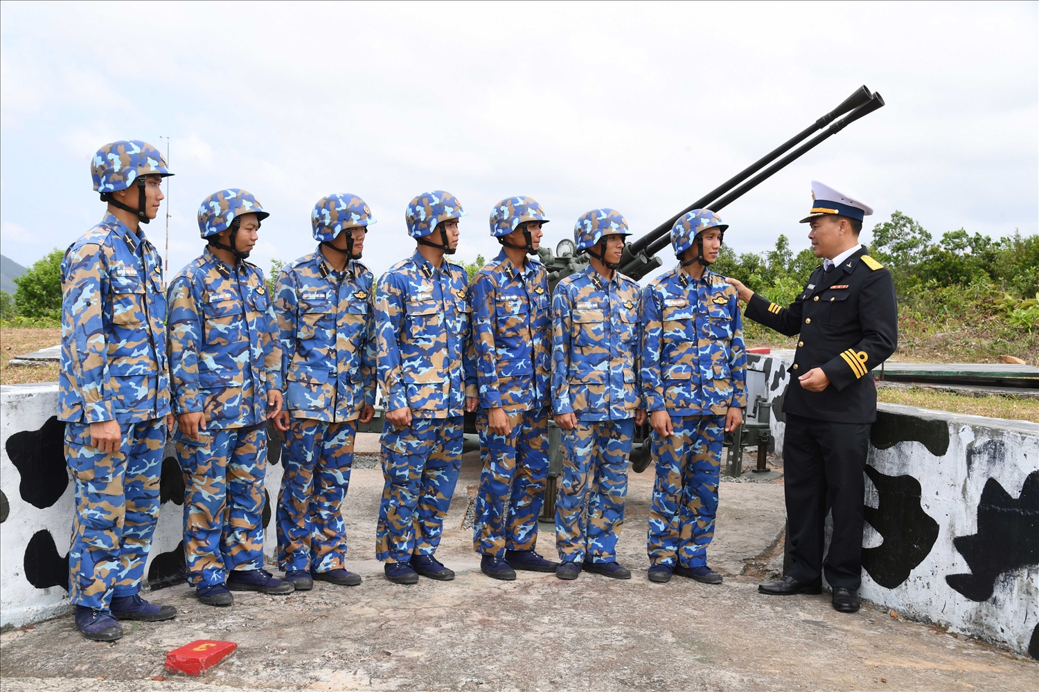 Kết thúc tình huống, đơn vị nhanh chóng ổn định đội hình, tiếp tục duy trì trạng thái trực sẵn sàng chiến đấu. Chỉ huy Tiểu đoàn 553 trực tiếp động viên, chúc Tết cán bộ, chiến sĩ tại vị trí làm nhiệm vụ, tiếp thêm động lực để bộ đội hoàn thành xuất sắc nhiệm vụ được giao.