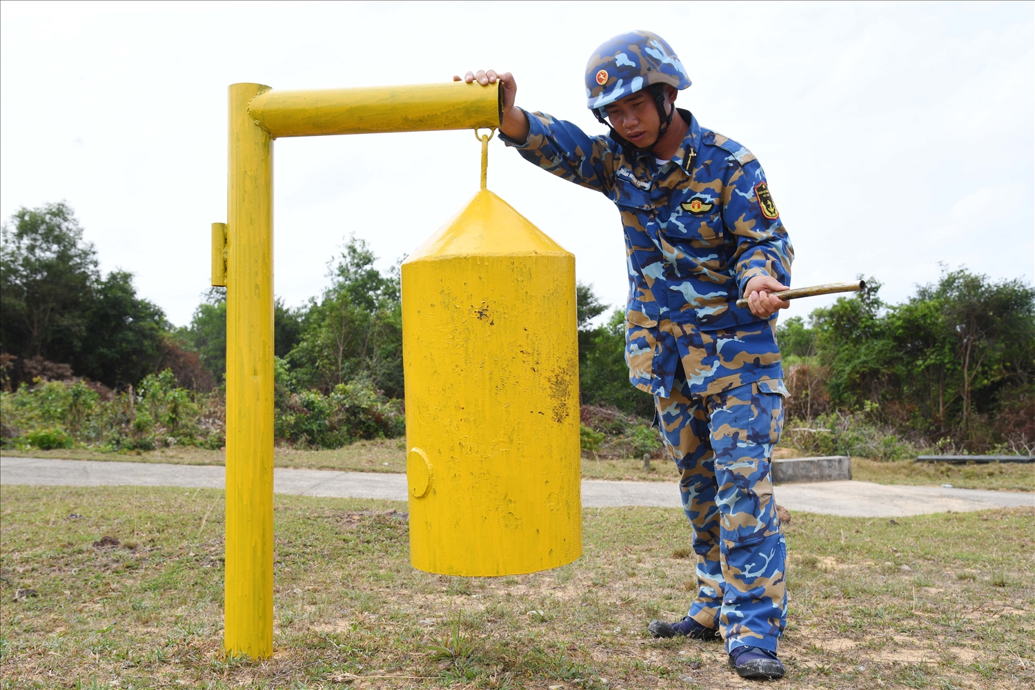 Tiếng kẻng báo động kích hoạt tình huống phòng không giả định.