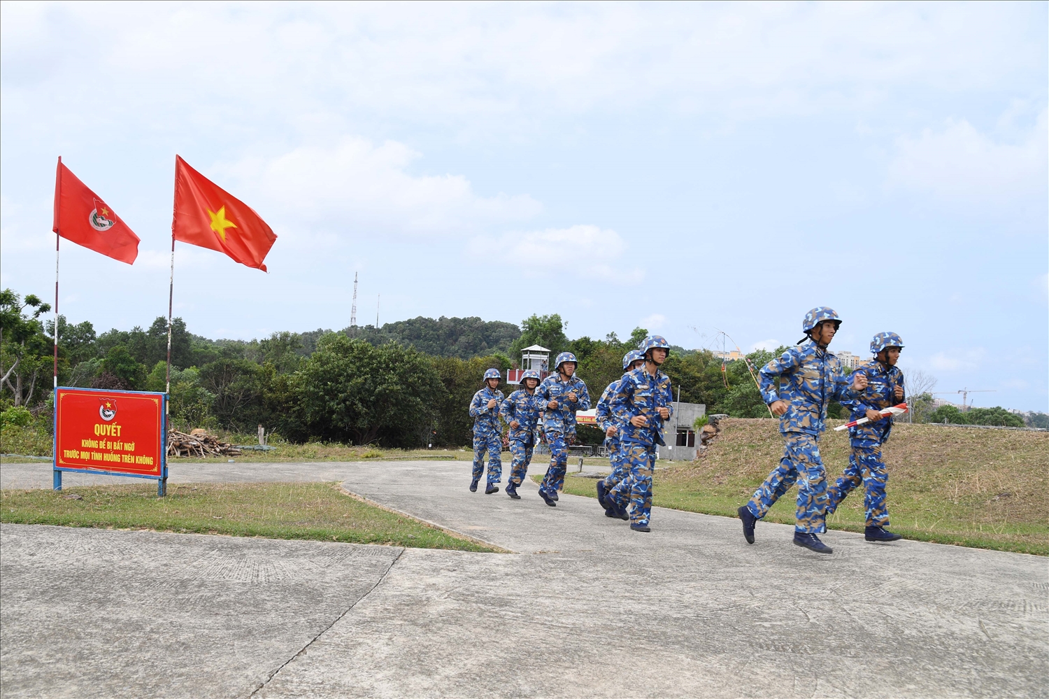 Ngay lập tức, cán bộ, chiến sĩ cơ động vào vị trí chiến đấu.