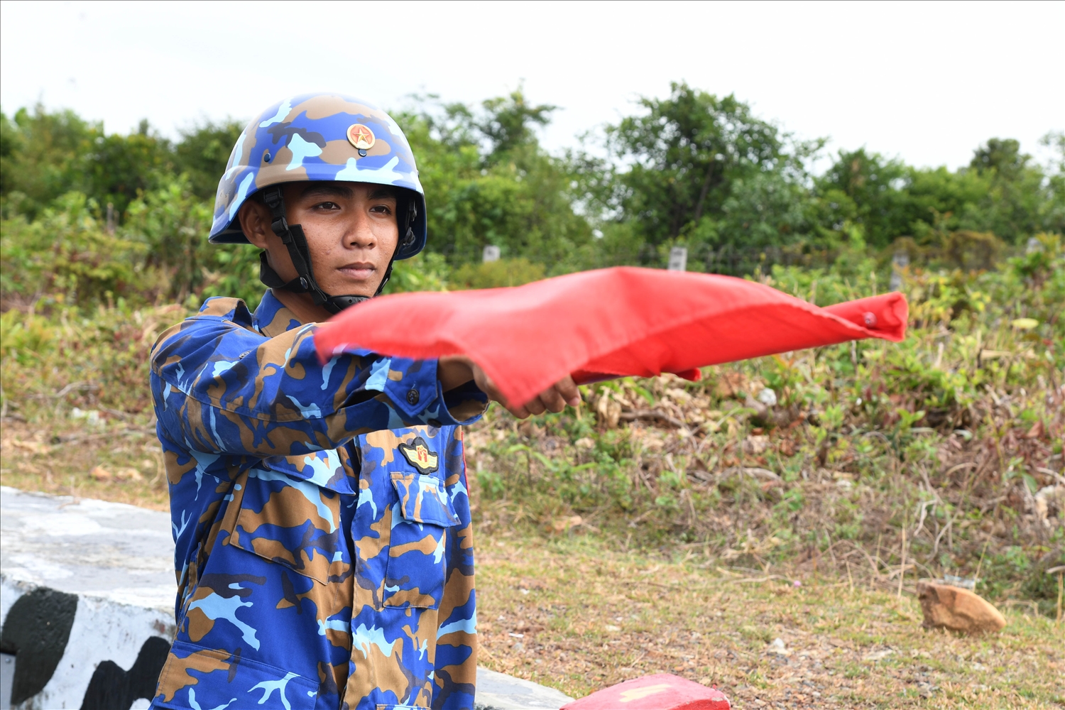 Khẩu đội trưởng chỉ thị mục tiêu.