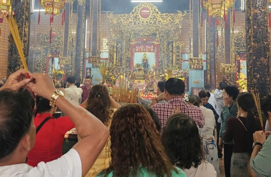 Sáng mùng 1 Tết, Chùa Ông tại Cần Thơ là điểm đến quen thuộc của cộng đồng người Hoa.