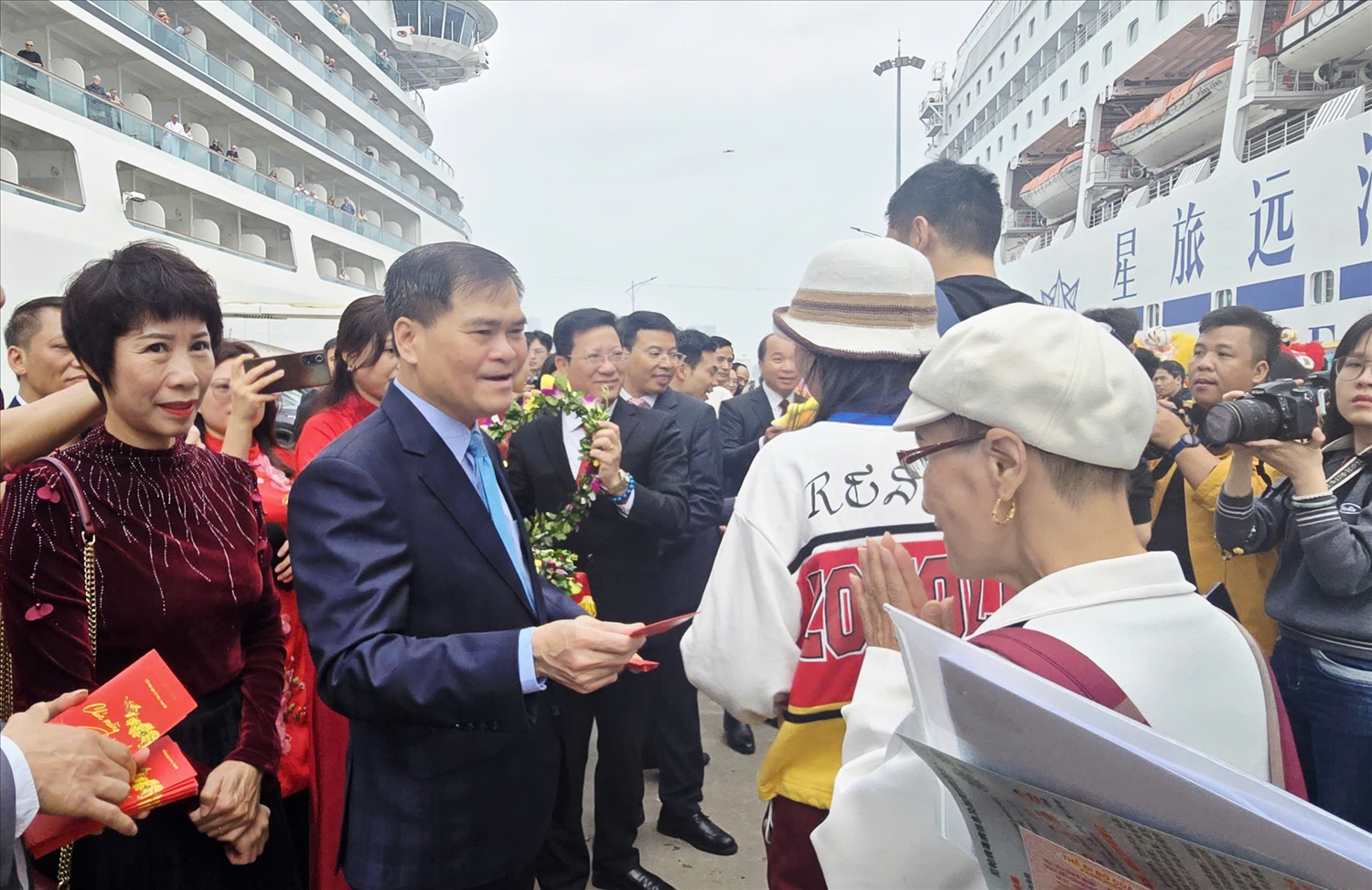 Lãnh đạo tỉnh Quảng Ninh lì xì khách du lịch đầu năm. Ảnh: Mỹ Dung