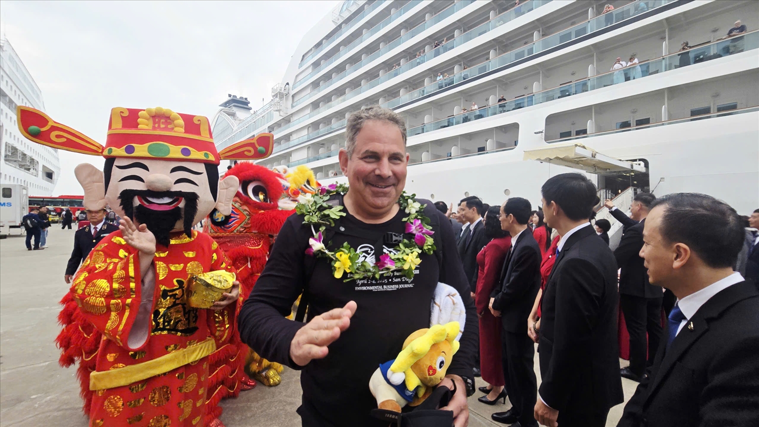 Du khách quốc tế phấn khởi khi được tỉnh Quảng Ninh chào đón đầu năm. Ảnh: Mỹ Dung