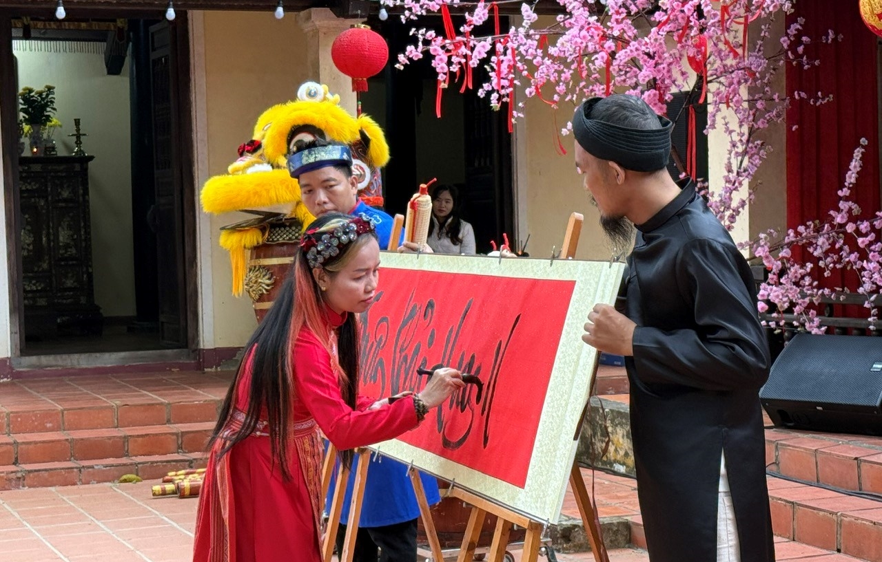 Thư pháp khai bút đầu Xuân trong chuỗi hoạt động chào Xuân Bính Ngọ tại Đình Lạc Giao