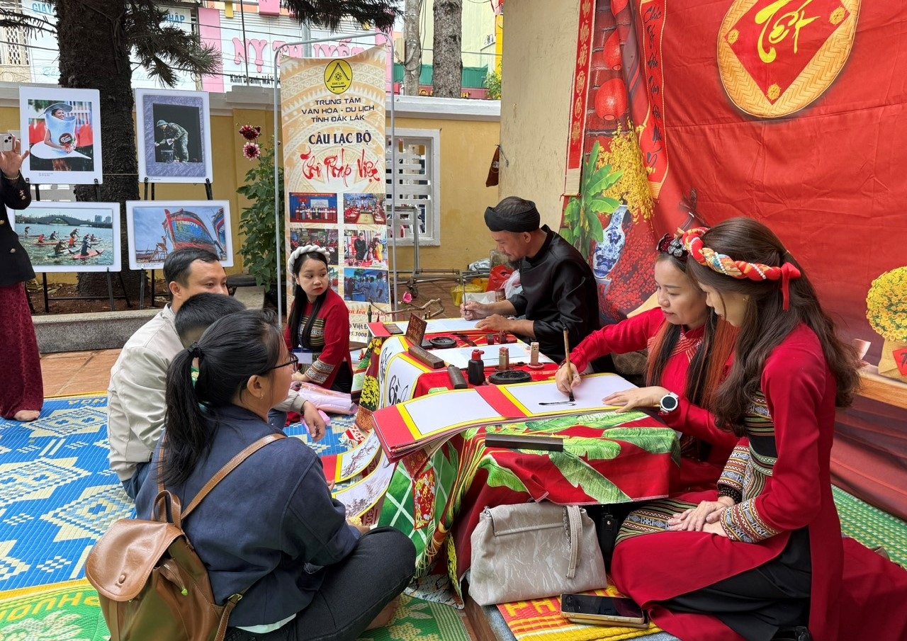 Nhiều gia đình trẻ xin chữ cầu bình an, may mắn, thuận lợi trong năm mới