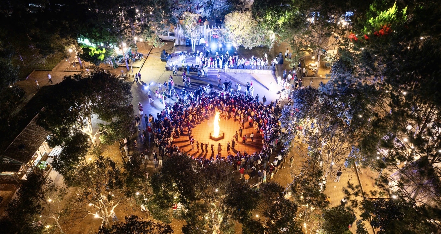 Du khách đến Măng Đen dịp này không chỉ để ngắm rừng thay lá, mà còn trải nghiệm Lễ hội cồng chiêng, múa xoang bên ánh lửa hồng. (Ảnh: N.C)