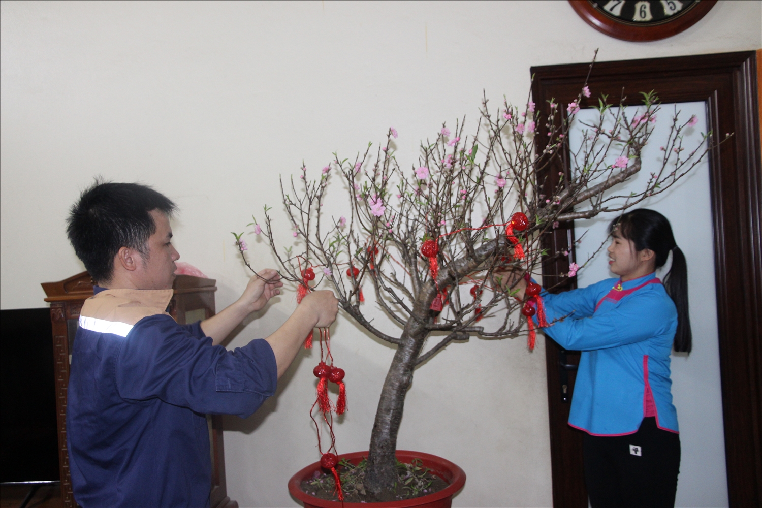 Vợ chồng chị Ngoan trang hoàng nhà cửa đón Tết cổ truyền dân tộc (Ảnh Trọng Bảo)