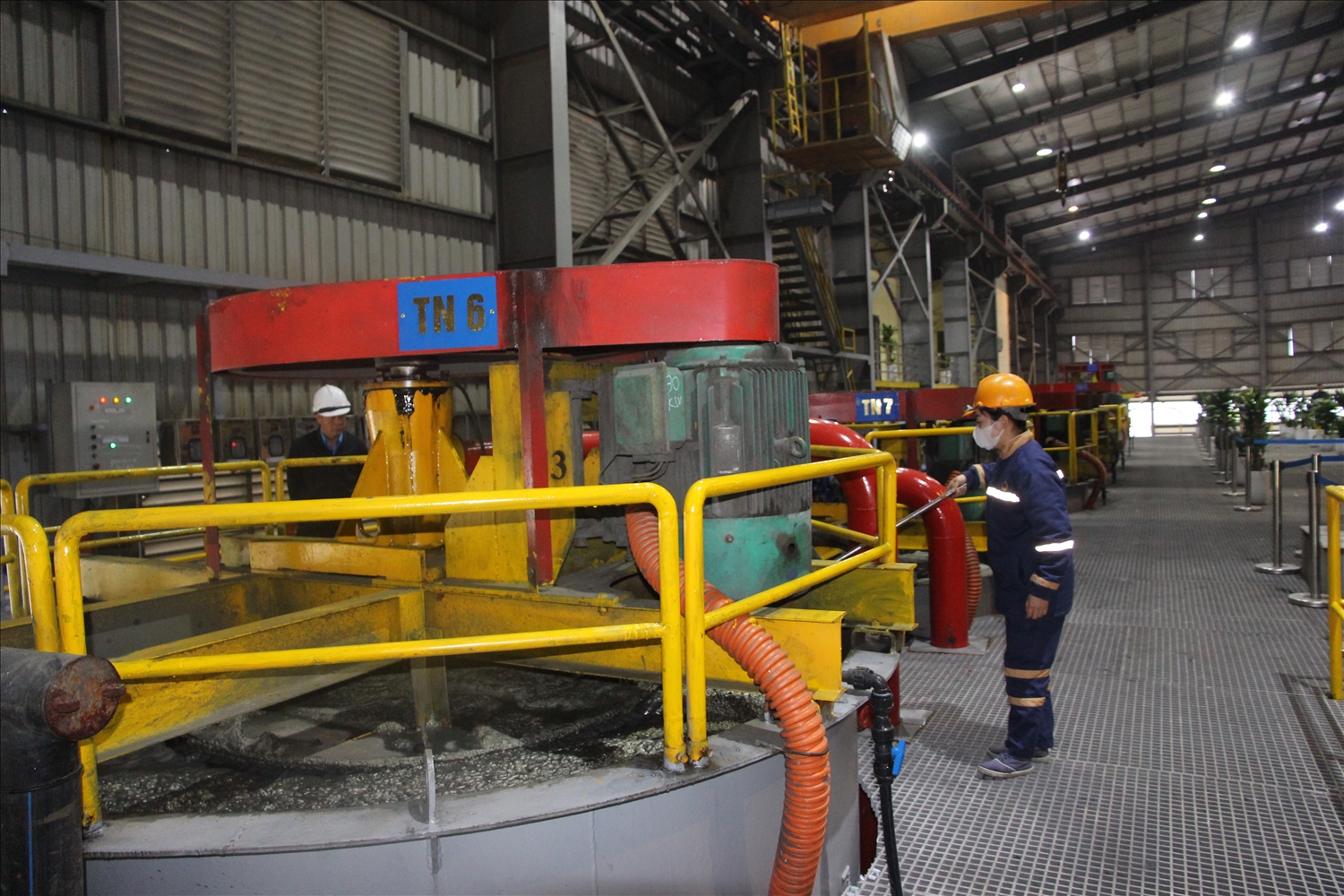 Phân xưởng Cơ điện và tuyển khoáng thực hiện sản xuất thông Tết (Ảnh Trọng Bảo)