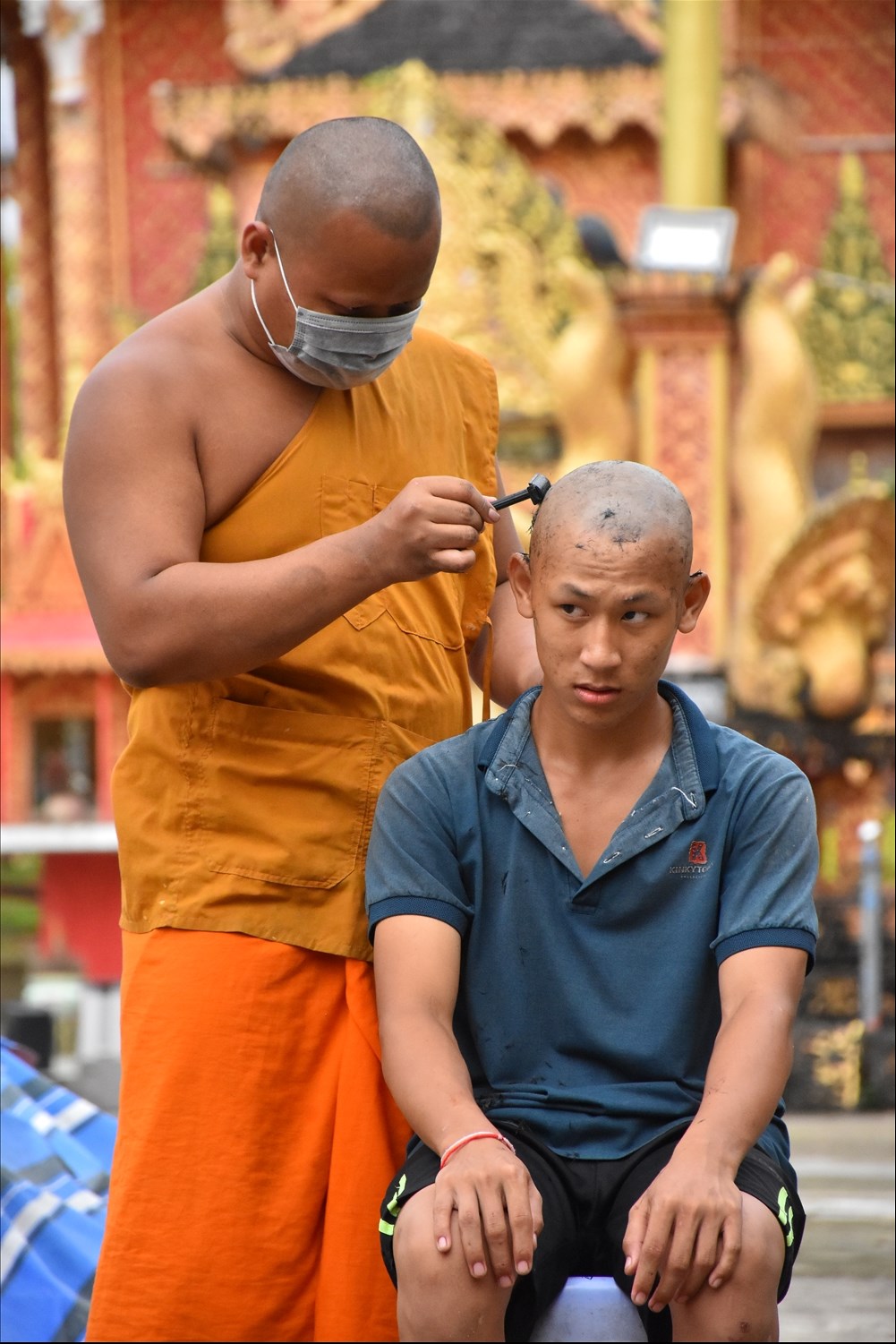 Thanh niên Khmer xuống tóc trước khi làm lễ xuất gia