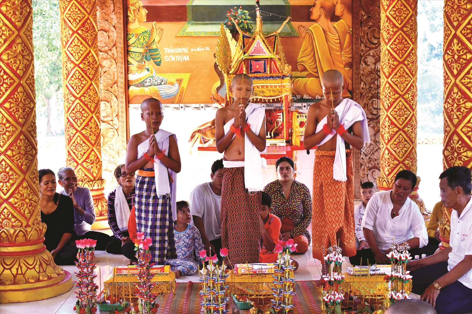 Làm lễ xuất gia trong chánh điện