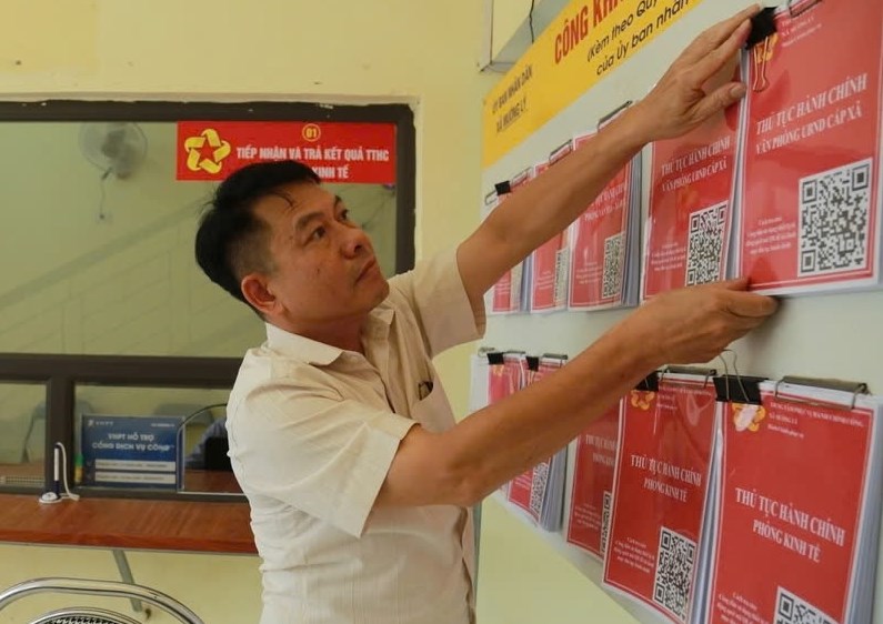  Anh Nguyễn Công Bằng, cán bộ được điều động lên Mường Lý, hướng dẫn người dân làm thủ tục hành chính tại Trung tâm Phục vụ hành chính công