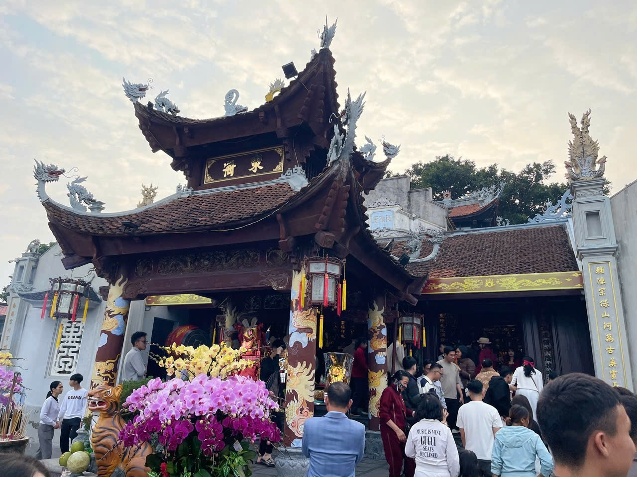 Ngay từ ngày mùng 1, hàng nghìn Phật tử, người dân đổ về đi lễ tại đền Cửa Ông