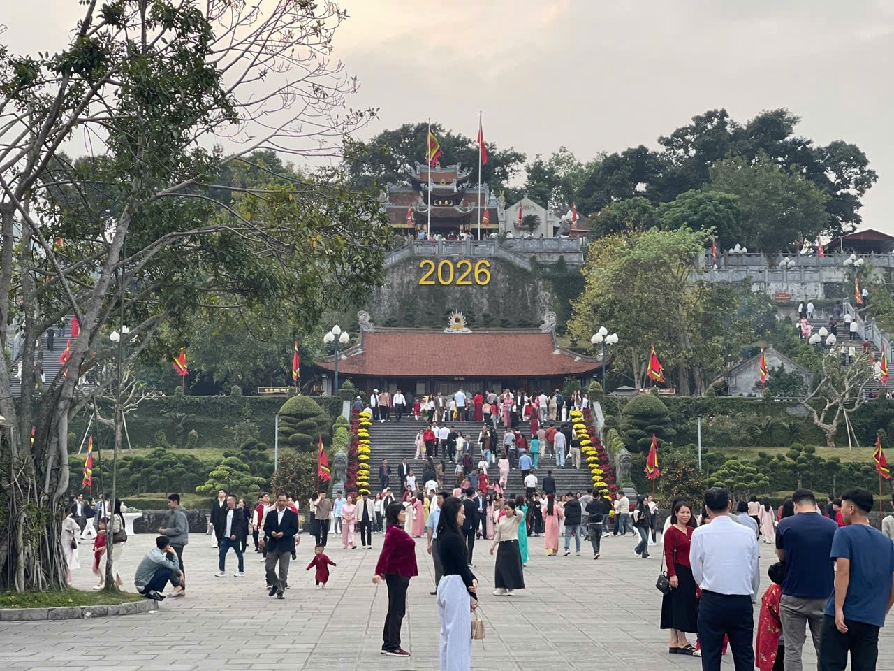 Đền Cửa Ông là một trong những điểm thu hút nhiều Phật tử, nhân dân về chiêm bái, du xuân