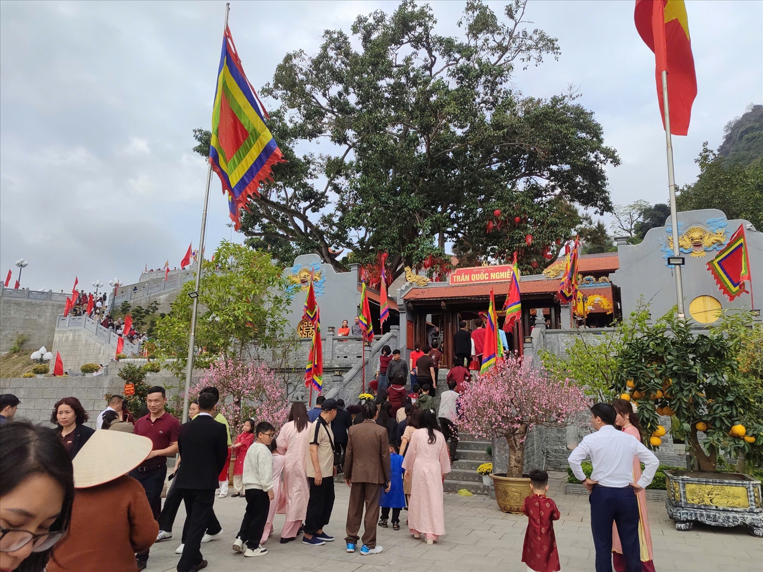 Đền thờ Trần Quốc Nghiễn sáng mùng 1 Tết 