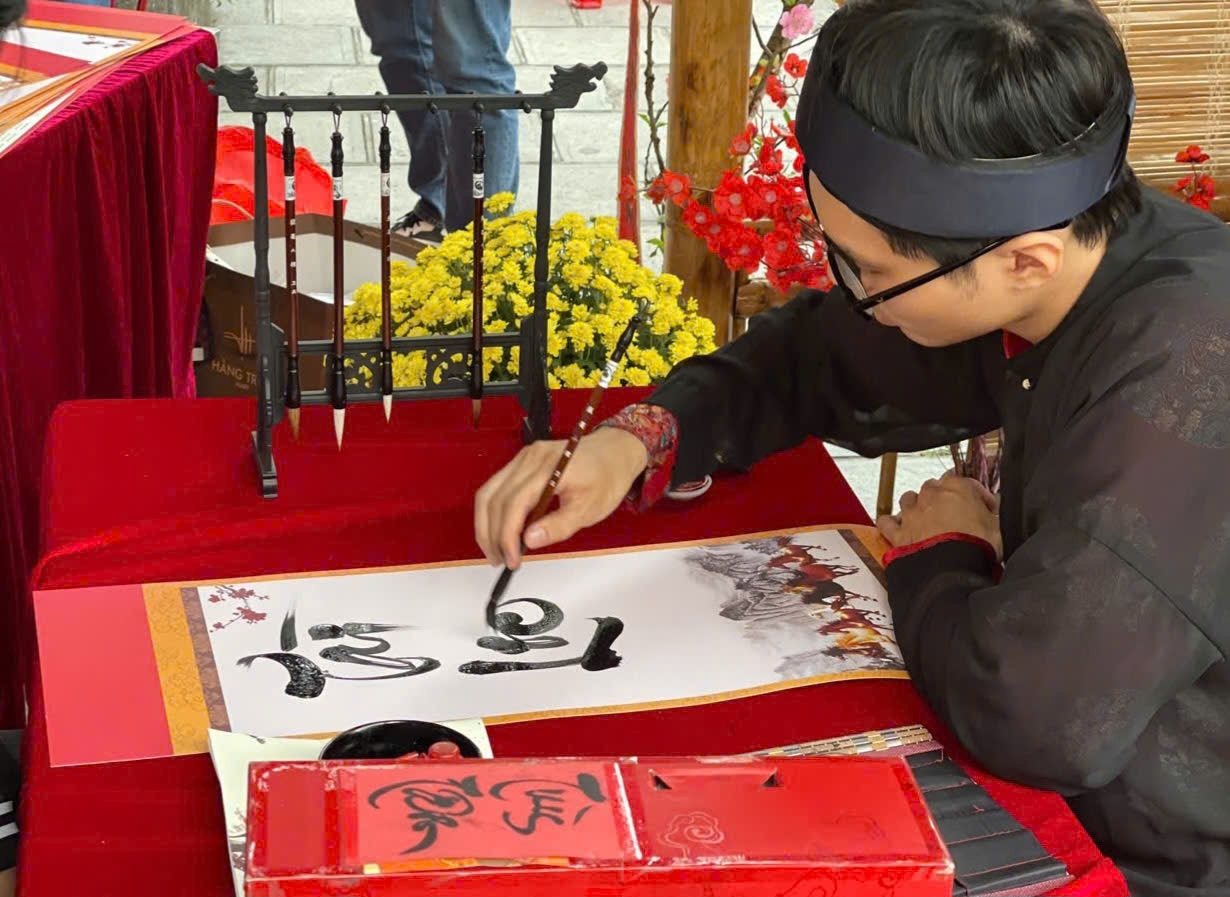 Nhiều người xin chữ khi đi đền, chùa đầu năm