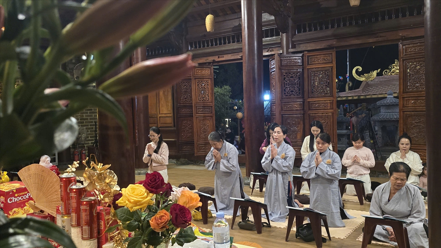 Phật tử tham gia lễ cầu an tại chùa Sâu (xã Quảng Tân)