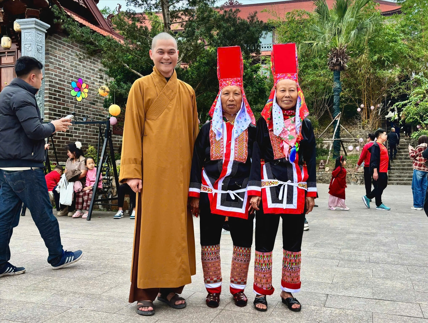 Đại đức Thích Khai Bản rất gần gũi với bà con vùng cao nơi đây. Ảnh: Mỹ Dung