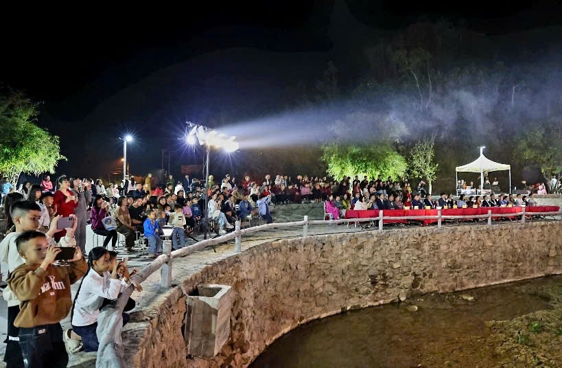 Lễ khai hội xuân được tổ chức trong không gian hồ Quan Âm. Ảnh: Mỹ Dung