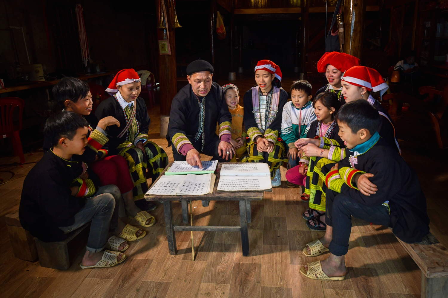 Đại hội 14 xác định các chính sách xã hội phải công bằng, hiệu quả, bền vững, chăm lo mọi mặt đời sống của người dân. (Ảnh: Quốc Dũng)