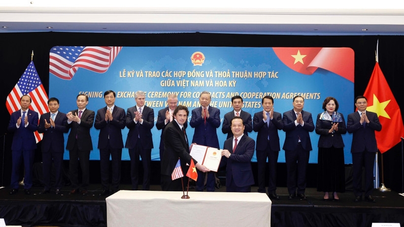 Tổng Bí thư Tô Lâm chứng kiến lễ trao giấy phép giữa Bộ Khoa học và Công nghệ và Công ty Starlink trao giấy phép cung cấp dịch vụ viễn thông có hạ tầng mạng (loại mạng viễn thông cố định vệ tinh) cho Công ty trách nhiệm hữu hạn Starlink Services Việt Nam; giấy phép cung cấp dịch vụ viễn thông có hạ tầng mạng (loại mạng viễn thông di động vệ tinh) cho Công ty trách nhiệm hữu hạn Starlink Services Việt Nam. (Ảnh: Thống Nhất/TTXVN) 