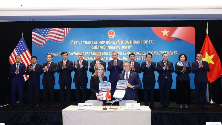 Tổng Bí thư Tô Lâm chứng kiến lễ ký Hợp đồng mua 50 máy bay Boeing 737 MAX giữa Tổng Công ty hàng không Việt Nam (Vietnam Airlines) và Tập đoàn Boeing. (Ảnh: Thống Nhất/TTXVN) 