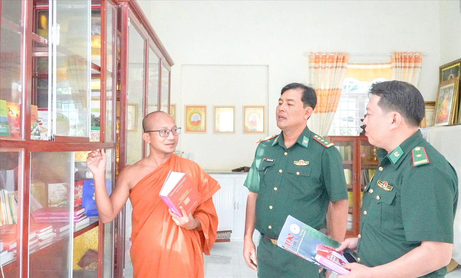 Từ những tờ báo cấp cho Người có uy tín, Đại đức En Thunh đã dùng làm tài liệu tuyên truyền cho đồng bào khu vực biên giới