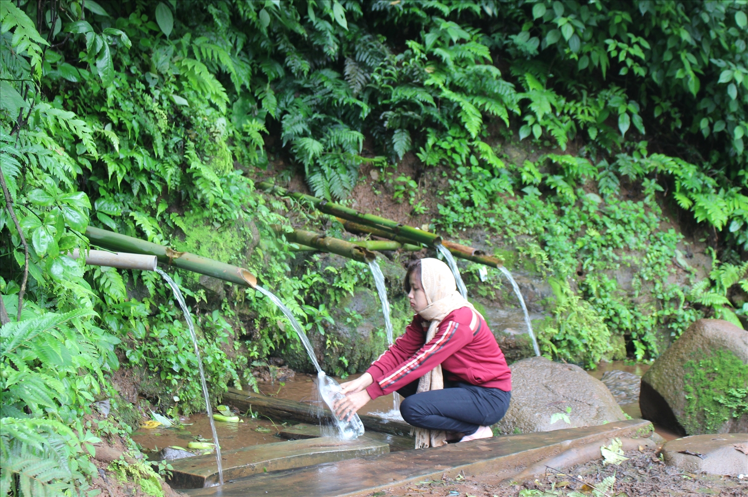 Dù bà con buôn làng có giếng khoan và nước sạch dẫn về tận nơi, người Ê Đê ở buôn Sah B vẫn giữ thói quen ra bến lấy nước