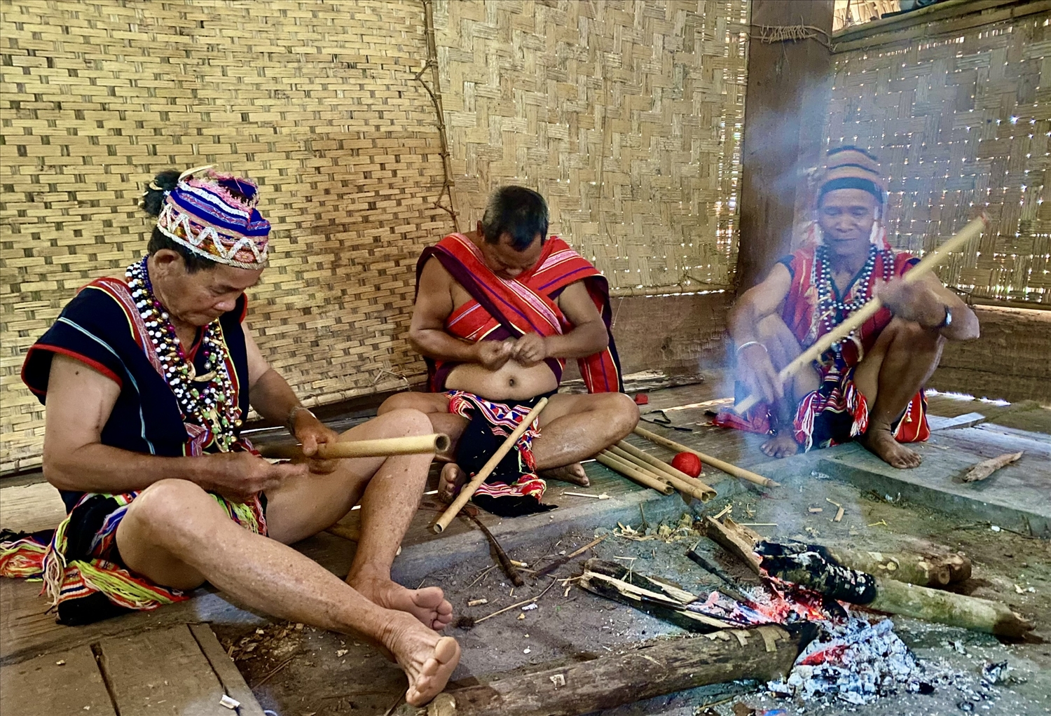 Các nghệ nhân người Gié Triêng ở làng Đăk Răng, xã Dục Nông chế tác sáo đinh tút. (Ảnh: Ngọc Chí)
