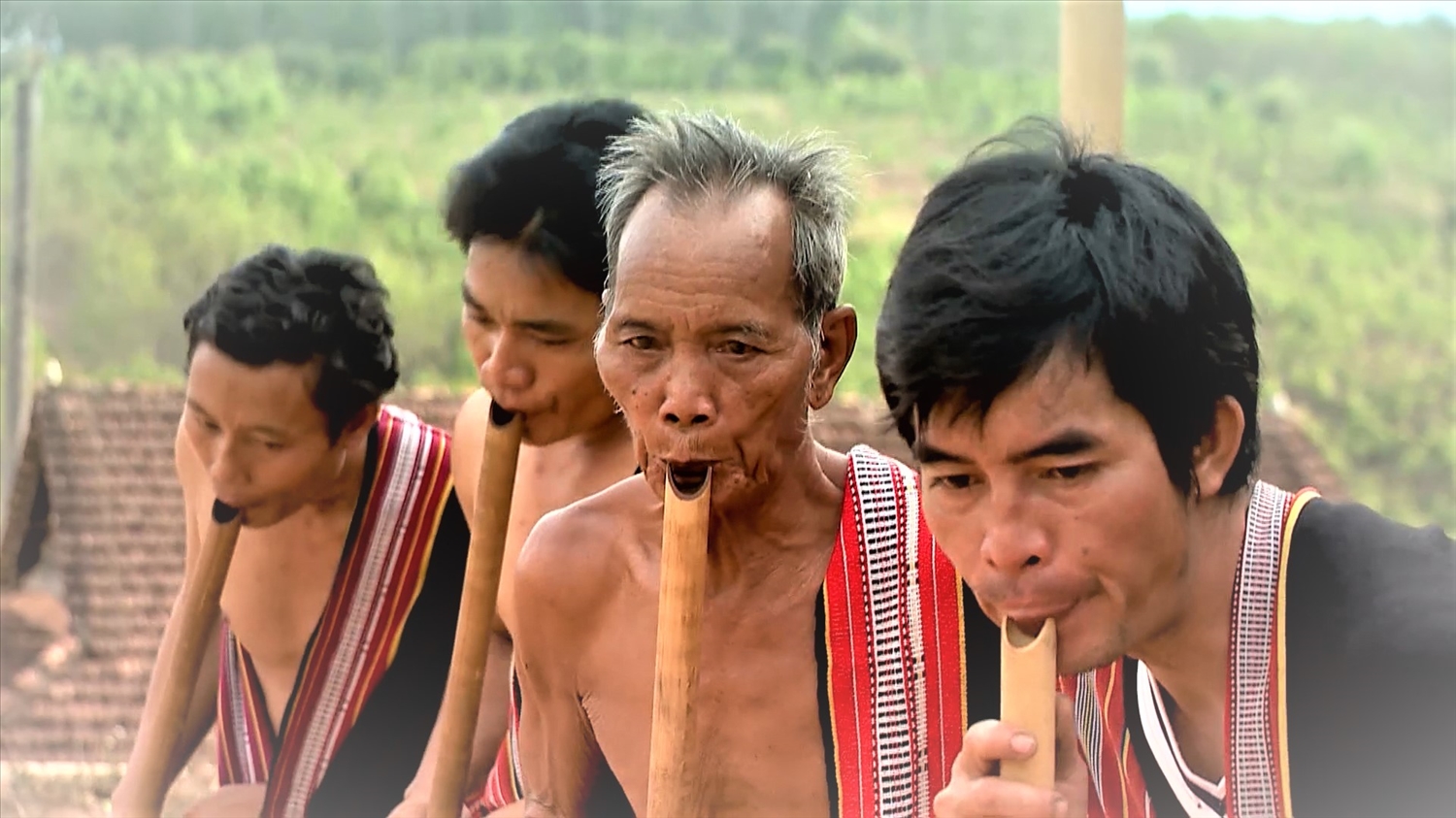 Muốn thổi sáo đinh tút hay, đòi hỏi phải có sức khỏe, có kỹ thuật. (Ảnh: Ngọc Chí)