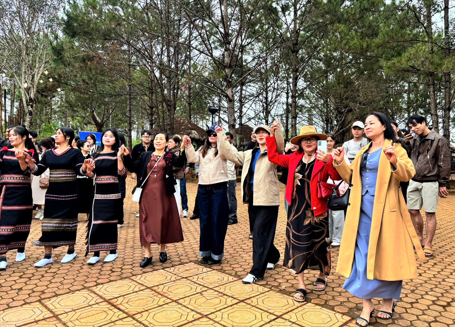 Nhiều du khách hào hứng hòa mình vào vòng xoang, ghi lại những khoảnh khắc đầu năm mới. (Ảnh: N.C)