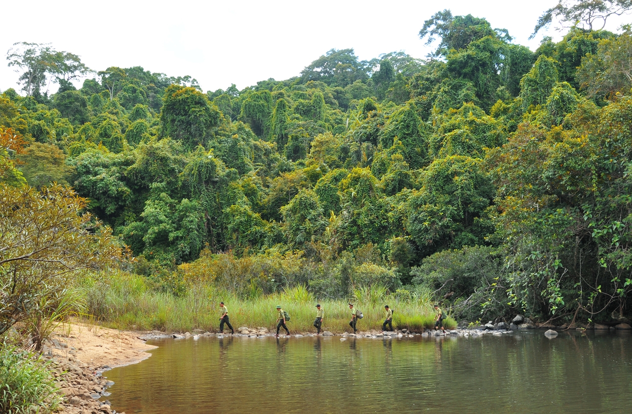 Lực lượng chức năng cùng dân làng thường xuyên tuần tra, bảo vệ Khu dự trữ sinh quyển Kon Hà Nừng