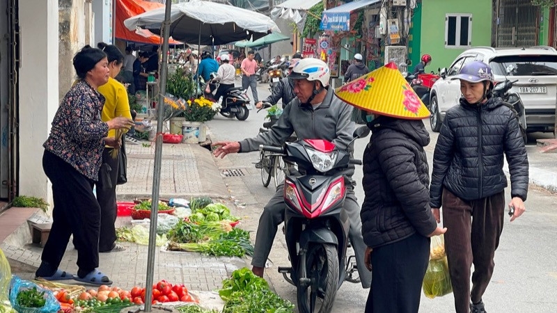 Tại các chợ dân sinh hoạt động mua bán bắt đầu nhộn nhịp trở lại