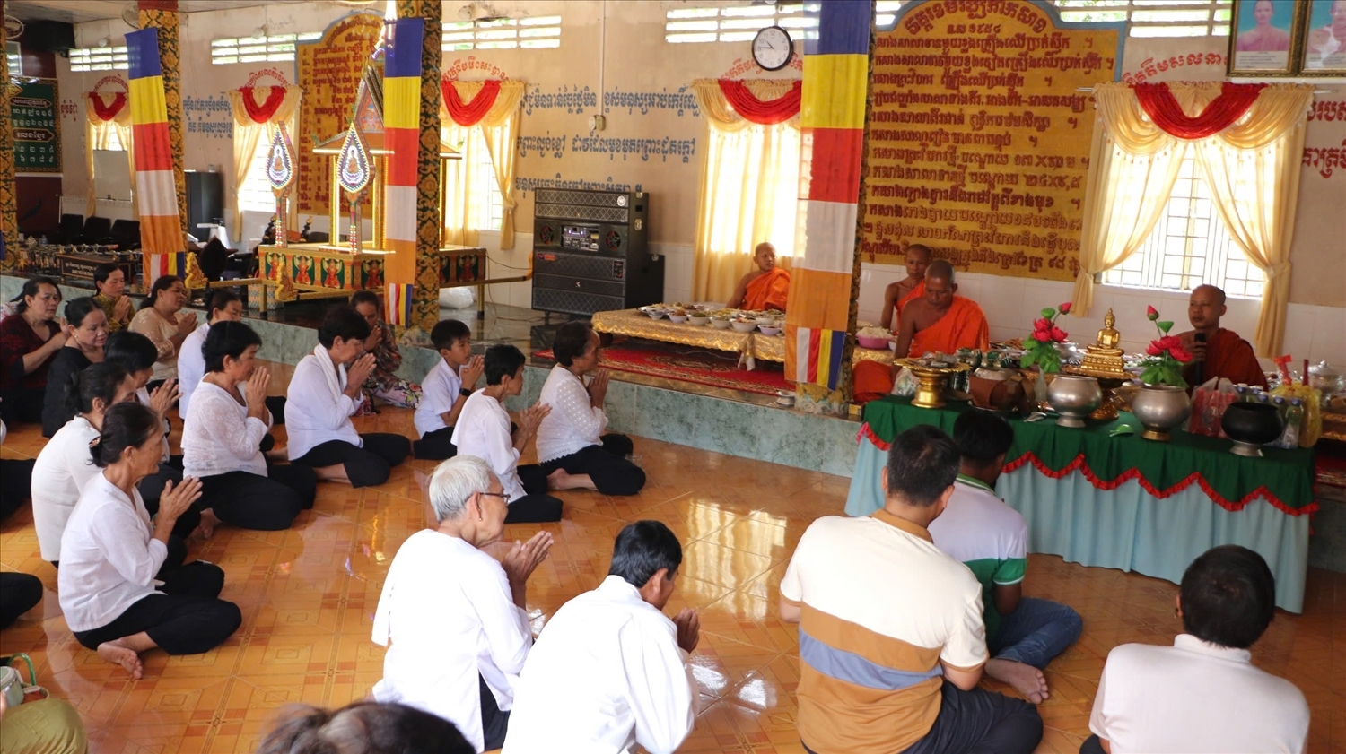 Nhờ các chính sách của Đảng, Nhà nước, đời sống của đồng bào Khmer ngày càng được nâng cao, các phong tục truyền thống được giữ gìn nguyên vẹn 