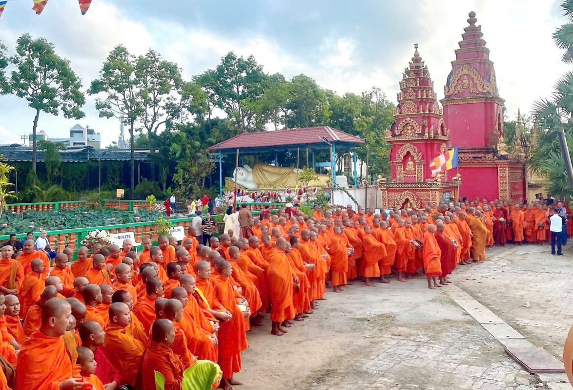 Bên cạnh ý nghĩa tâm linh, lễ đặt bát còn là dịp gắn kết cộng đồng. Các gia đình Khmer cùng nhau chuẩn bị lễ vật, trang phục chỉnh tề đến chùa tham dự nghi thức, trao gửi lời chúc tốt đẹp đầu xuân.