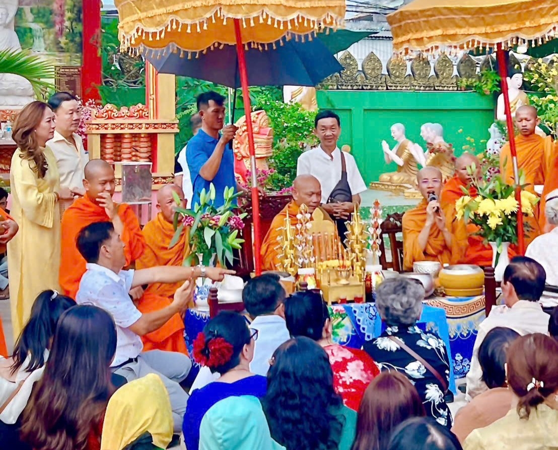 Hòa thượng Thạch Hà – Hội trưởng Hội Đoàn kết Sư sãi yêu nước tỉnh Cà Mau, cho biết, lễ đặt bát (sớt bát) là một trong những nghi thức cúng dường truyền thống, quan trọng của Phật giáo Nam tông Khmer. Nghi thức này gắn liền với quan niệm 'sống gửi thân, chết gửi cốt', thể hiện mối quan hệ mật thiết của người Khmer với ngôi chùa – trung tâm sinh hoạt văn hóa của cộng đồng qua nhiều thế hệ. Đây là dịp để bà con thể hiện lòng tri ân đối với chư Tăng và tưởng nhớ công ơn sinh thành của ông bà, cha mẹ.