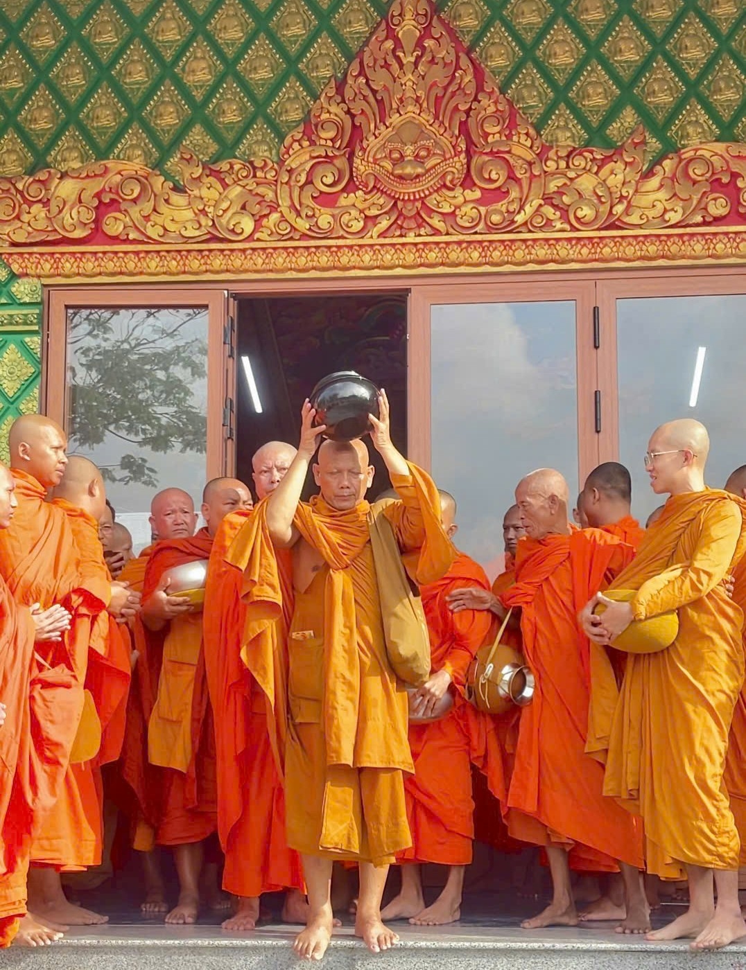 ‘Thông qua nghi thức đặt bát, Phật tử thành tâm dâng cúng lễ vật đến chư Tăng để tích lũy phước đức cho bản thân và gia đình trong năm mới. Mỗi phần lễ tuy giản dị nhưng chứa đựng niềm tin và sự thành kính sâu xa’, Hòa thượng Thạch Hà chia sẻ.