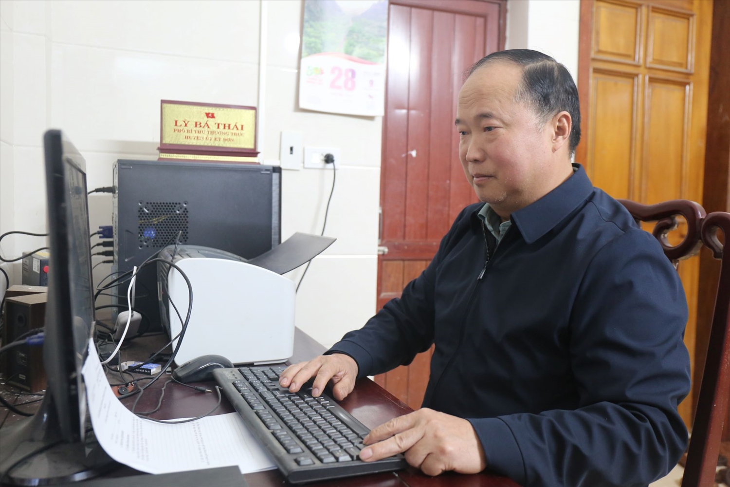 Ông Lỳ Bá Thái đang khởi động lại đề tài về chủ đề người Mông đổi mới - Ảnh: Thanh Hải