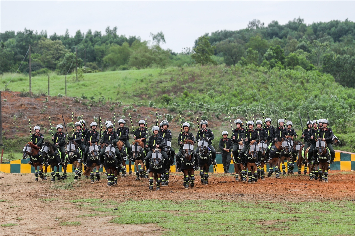 Đội hình kỵ binh chống bạo động của cán bộ, chiến sĩ Trung đoàn trong giờ huấn luyện. 