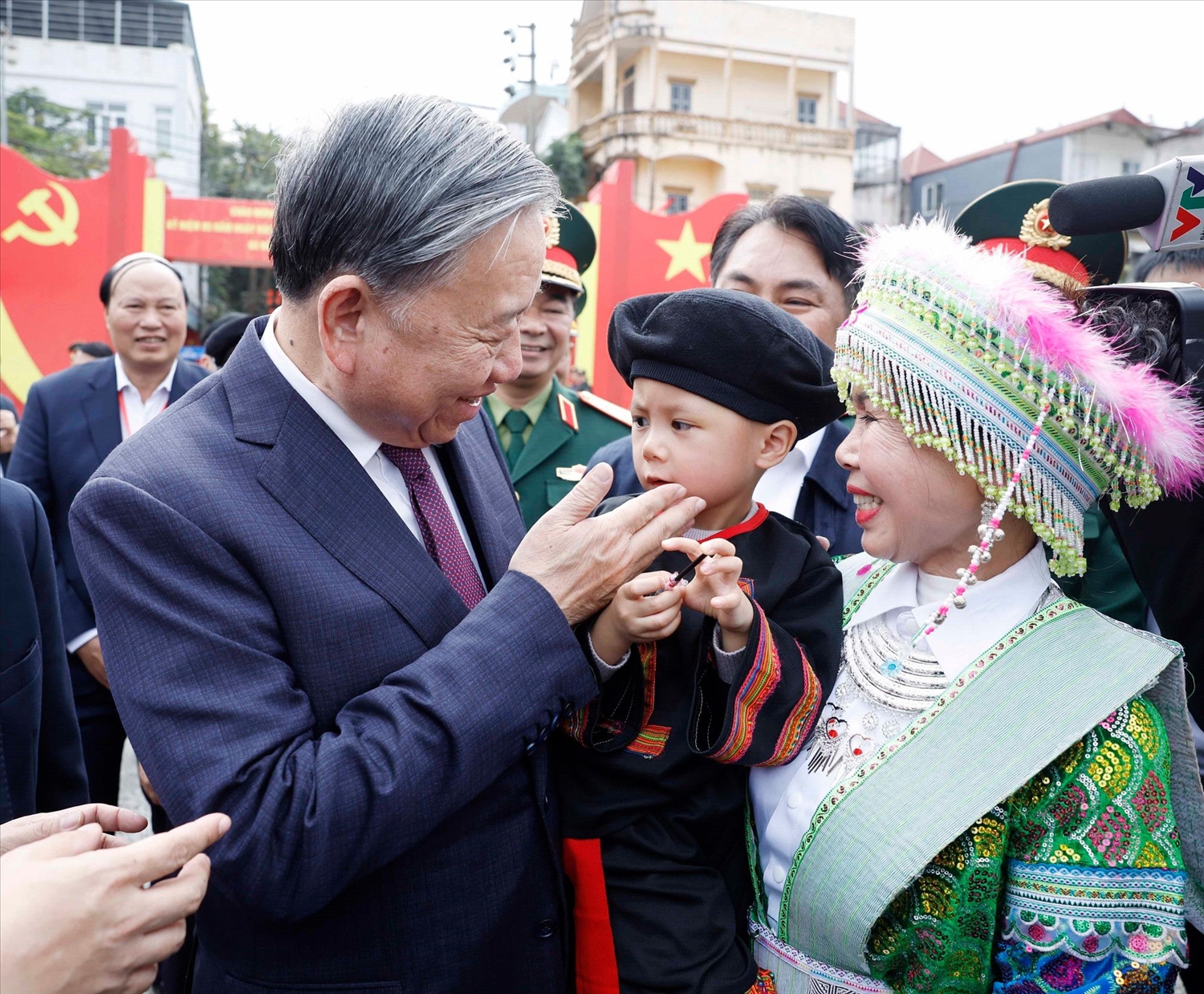 Tổng Bí thư Tô Lâm với Nhân dân các dân tộc tỉnh Cao Bằng. (Ảnh: TTXVN)