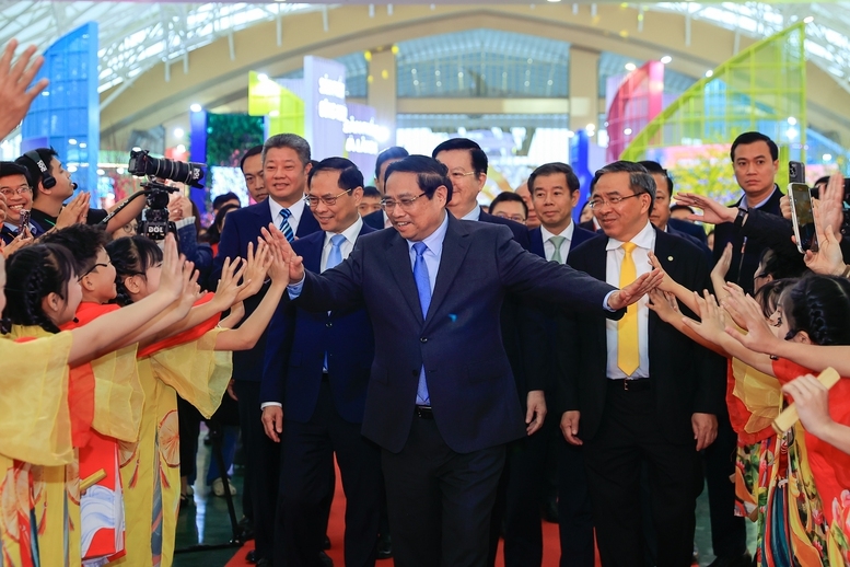 Thủ tướng Phạm Minh Chính dự lễ khai mạc Hội chợ Mùa Xuân lần thứ nhất năm 2026 với chủ đề ""Kết nối thịnh vượng - Đón Xuân huy hoàng" - Ảnh: VGP/Nhật Bắc