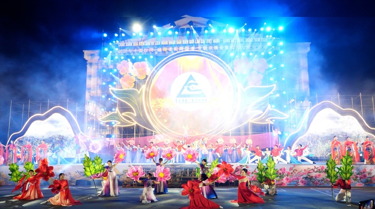 Chương trình Giao lưu văn nghệ được dàn dựng công phu, hấp dẫn với sự thể hiện của nghệ sĩ hai nước Việt Nam và Trung Quốc. (Ảnh: Trọng Bảo)