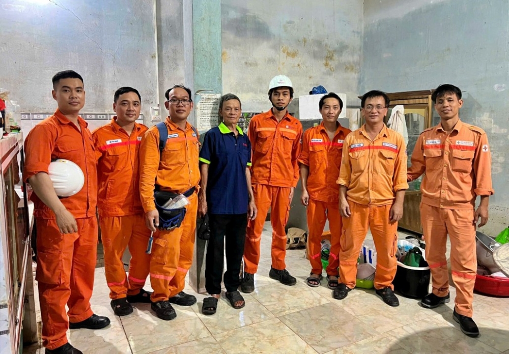 Đội xung kích hỗ trợ sửa chữa điện của Đoàn thanh niên EVNGENCO2. Ảnh: TL