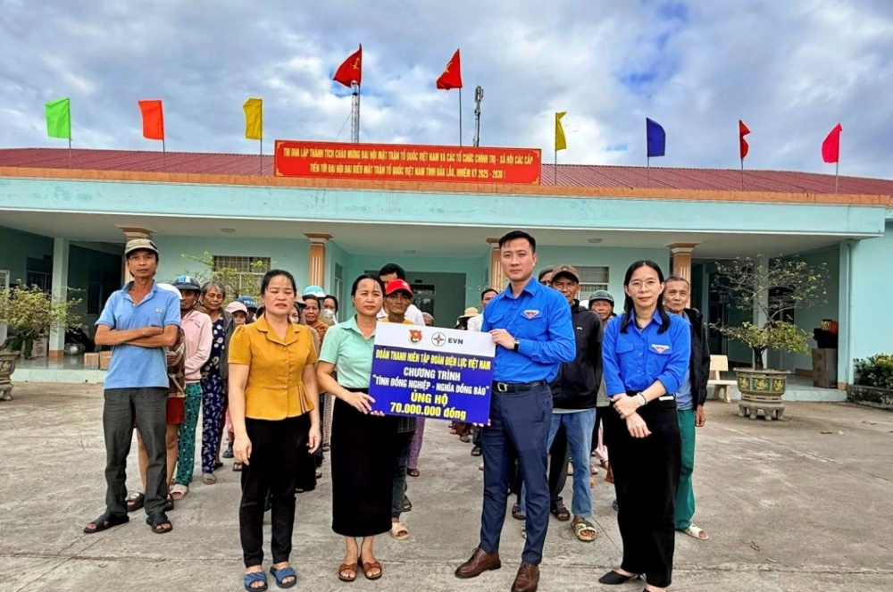 Đoàn thanh niên EVN trao quà hỗ trợ cho người dân địa phương khắc phục hậu quả do mưa bão. Ảnh: TL