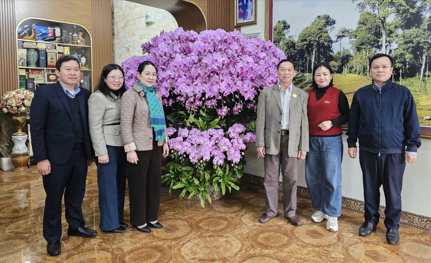 Đoàn công tác đến thăm hỏi, chúc Tết đồng chí Hoàng Thương Lượng - nguyên Phó Bí thư Tỉnh ủy, Chủ tịch UBND tỉnh Yên Bái tại tư gia.